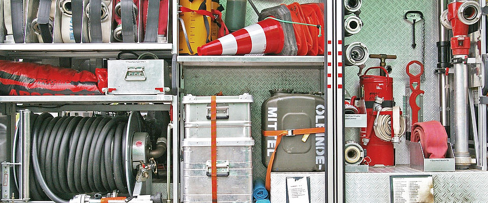 Nahaufnahem der verstauten Utensilien in einem Feuerwehrwagen