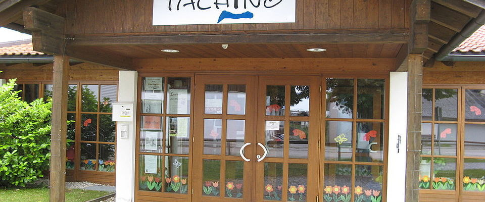 Eingang der Grundschule Taching